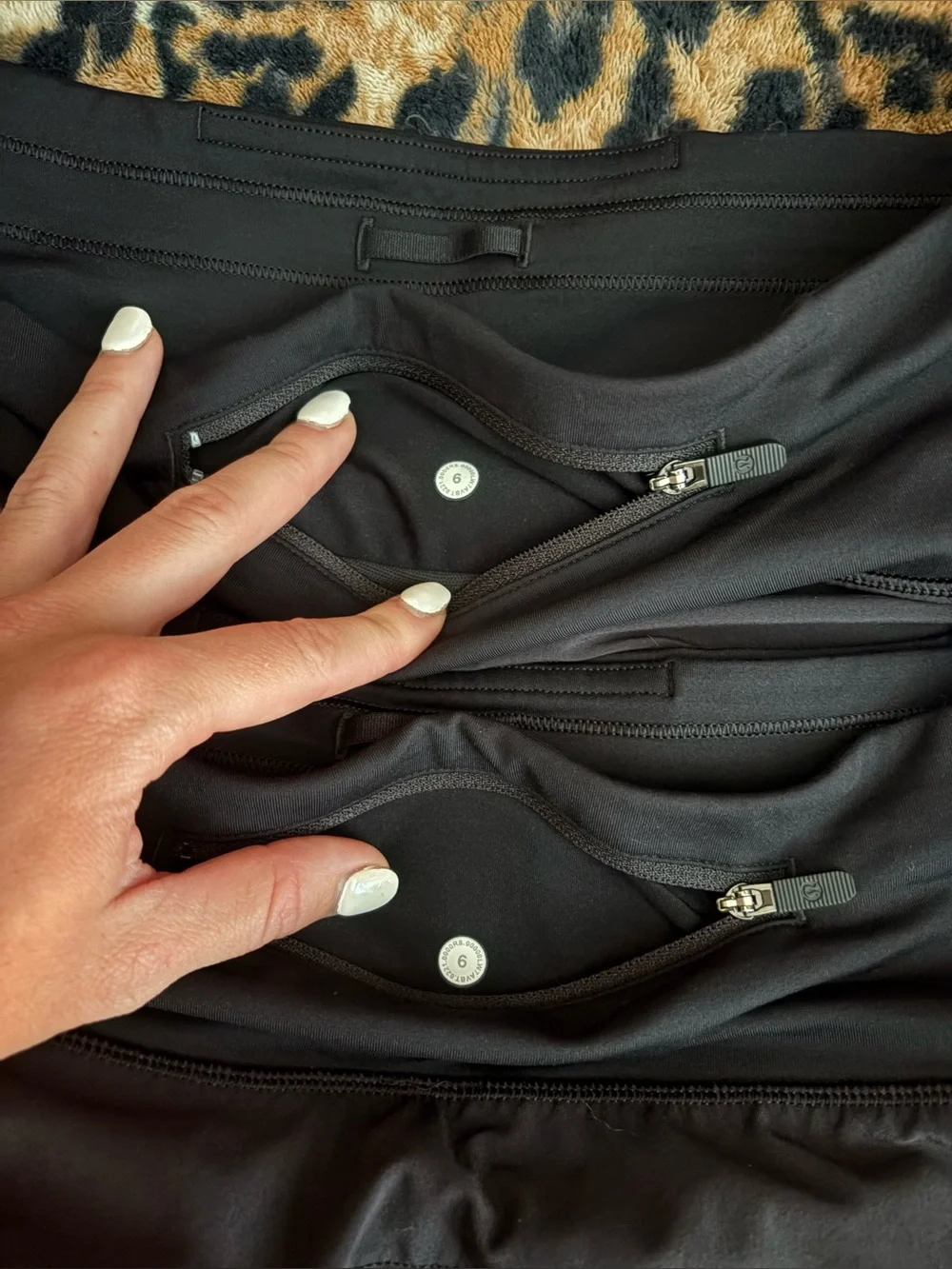 (2) Lululemon Women’s size 6 Speed Up Mid-Rise Lined Short 4” in Black - Picture 3 of 3